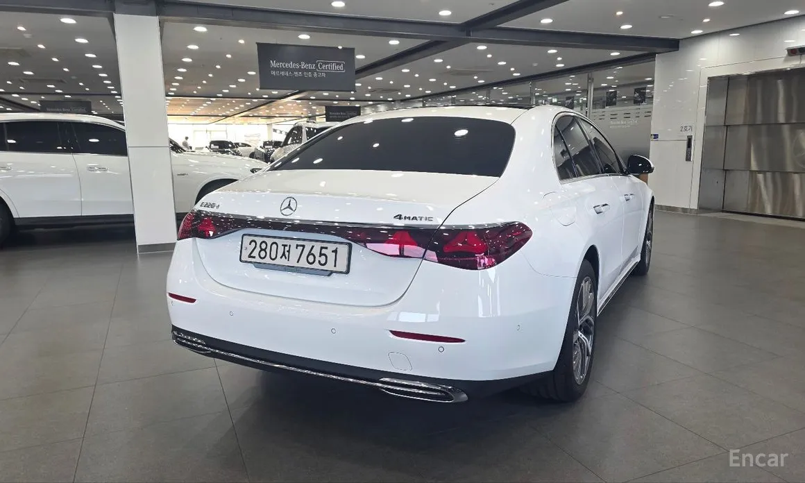 Фото 4 - Mercedes-Benz E-Class