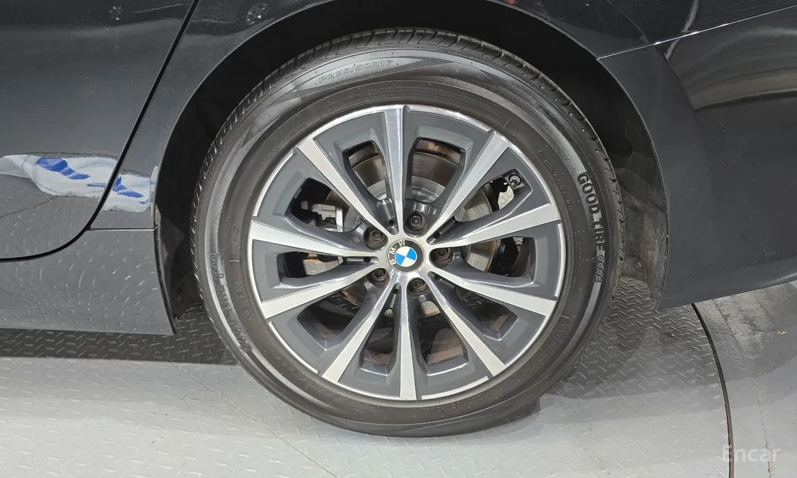 BMW 3 Series 2019 320i