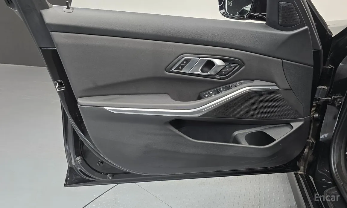 BMW 3 Series 2019 320i