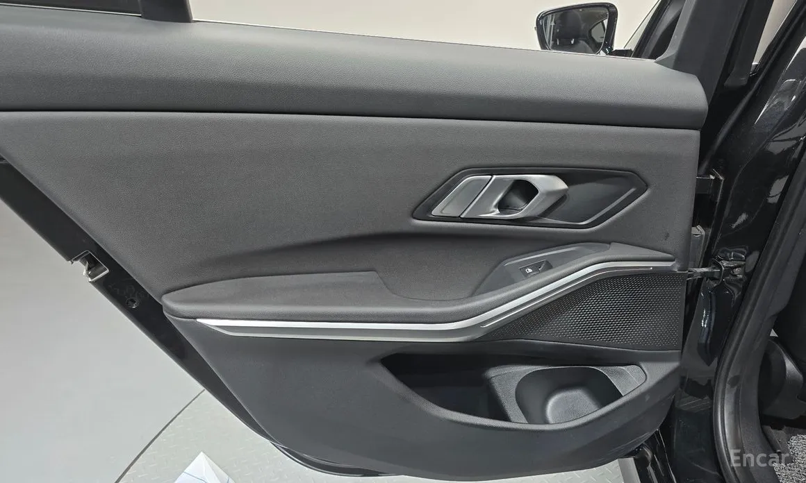 BMW 3 Series 2019 320i