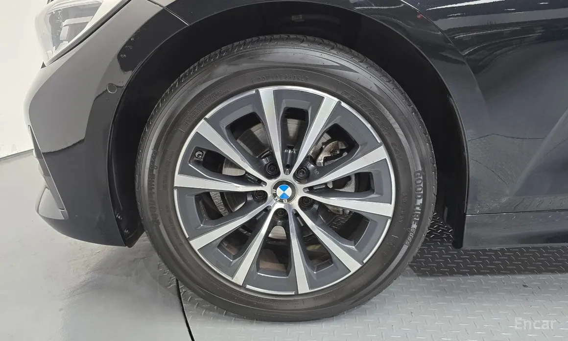 BMW 3 Series 2019 320i