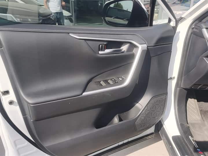 Photo 7 - Toyota RAV4
