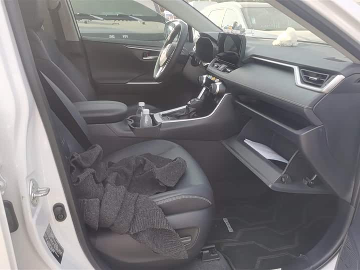 Photo 8 - Toyota RAV4