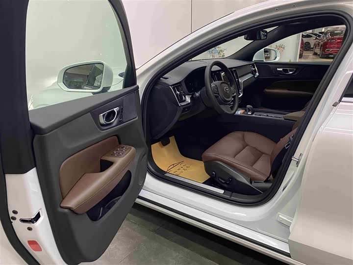 Volvo S60 2025 2025款 B4 智逸豪华版