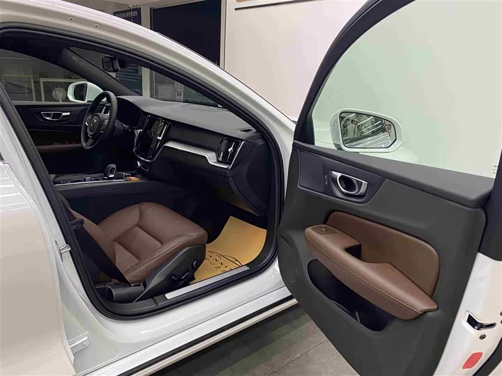 Volvo S60 2025 2025款 B4 智逸豪华版