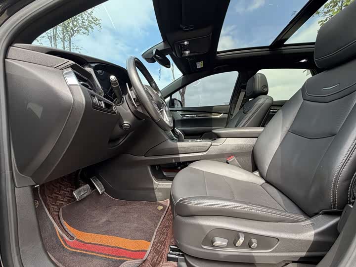 Фото 8 - Cadillac XT5
