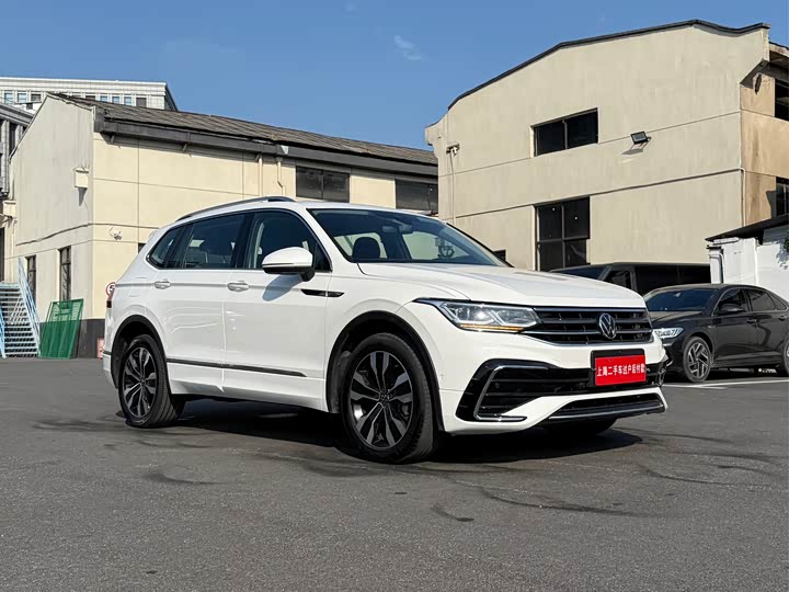 Фото 2 - Volkswagen Tiguan L Pro