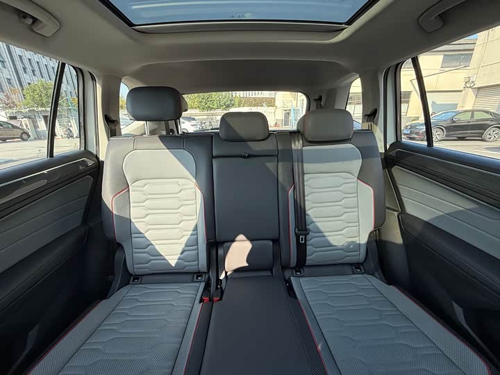 Фото 9 - Volkswagen Tiguan L Pro