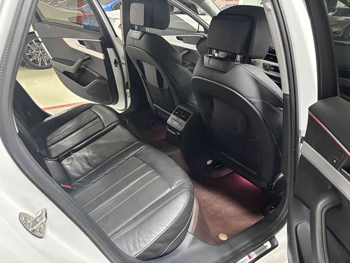 Фото 4 - Audi A4L
