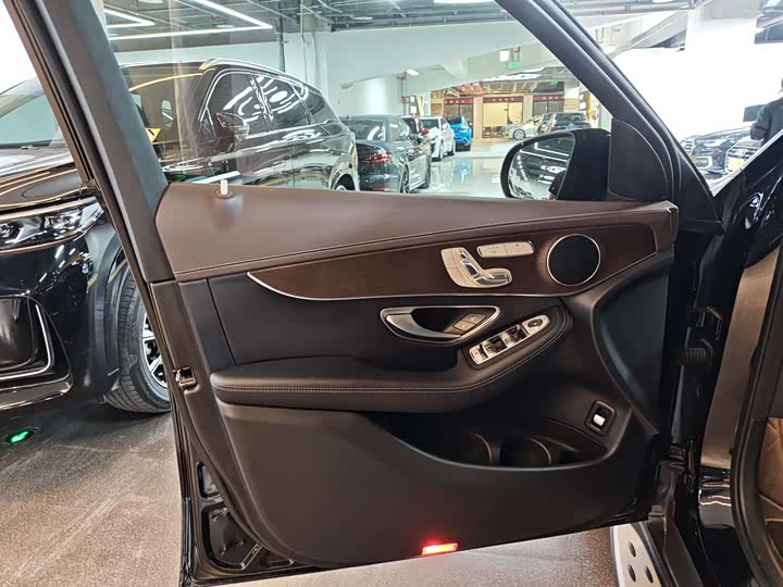 Photo 8 - Mercedes-Benz GLC-Class