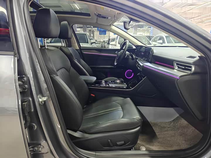 Kia K5 2025 2025款 1.5T 尊贵版