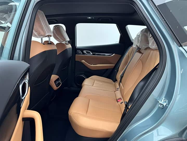 Фото 9 - Geely Atlas L