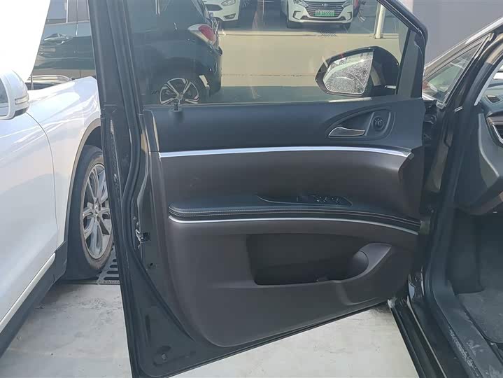 Photo 7 - Buick GL8 ES