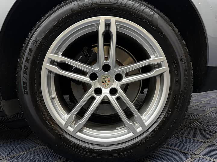 Photo 3 - Porsche Macan