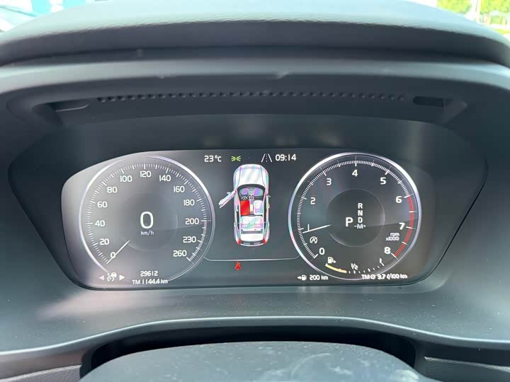 Фото 4 - Volvo XC40