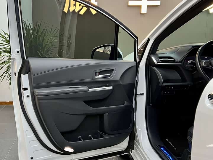 Фото 4 - Toyota Sienna