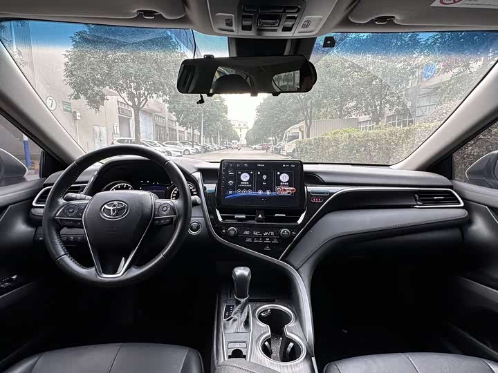 Фото 6 - Toyota Camry