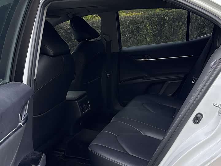 Фото 8 - Toyota Camry