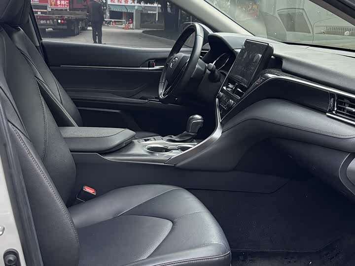Фото 9 - Toyota Camry