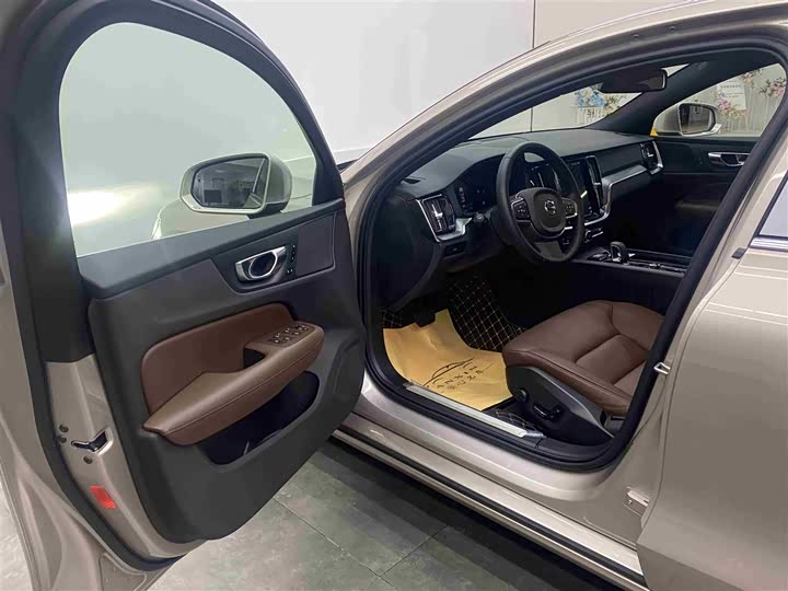 Volvo S60 2025 2025款 B4 智逸豪华版