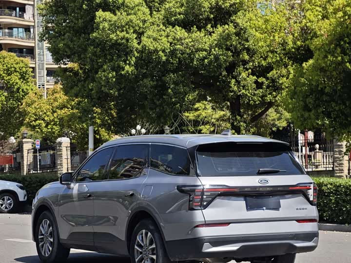 Photo 6 - Ford Edge