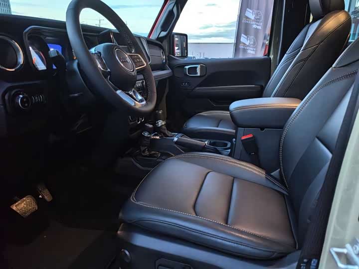 Jeep Wrangler 2024 2024款 2.0T 撒哈拉四门版