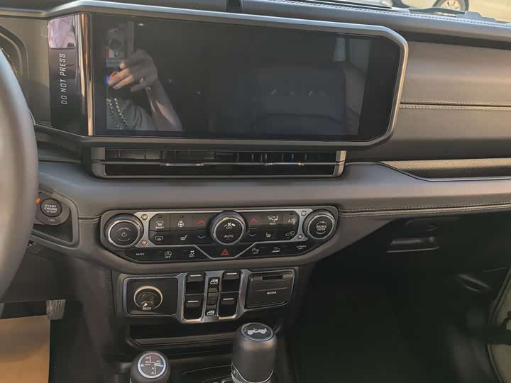 Jeep Wrangler 2024 2024款 2.0T 撒哈拉四门版