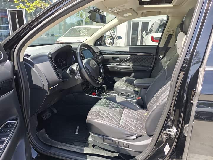 Фото 4 - Mitsubishi Outlander