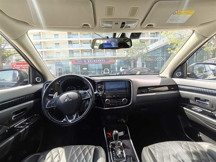 Фото 6 - Mitsubishi Outlander
