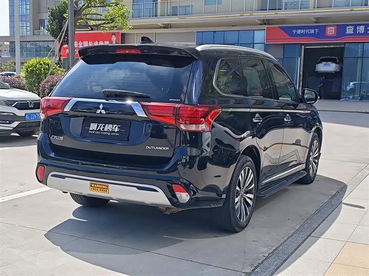 Фото 9 - Mitsubishi Outlander
