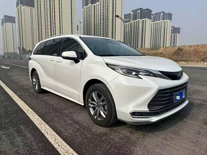 Photo 2 - Toyota Sienna