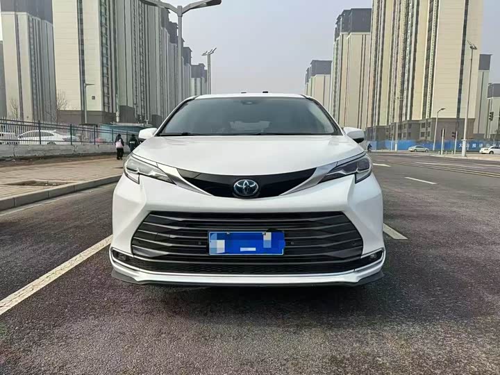 Photo 3 - Toyota Sienna