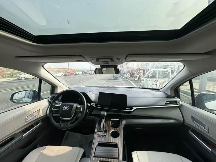 Photo 4 - Toyota Sienna