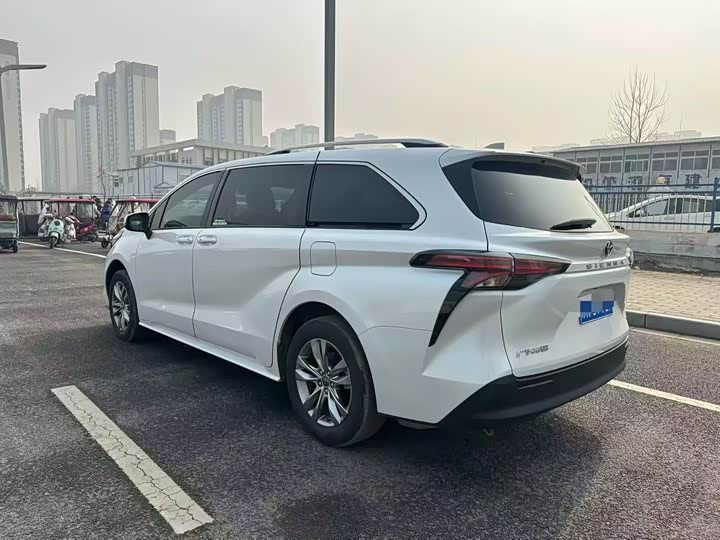Photo 5 - Toyota Sienna
