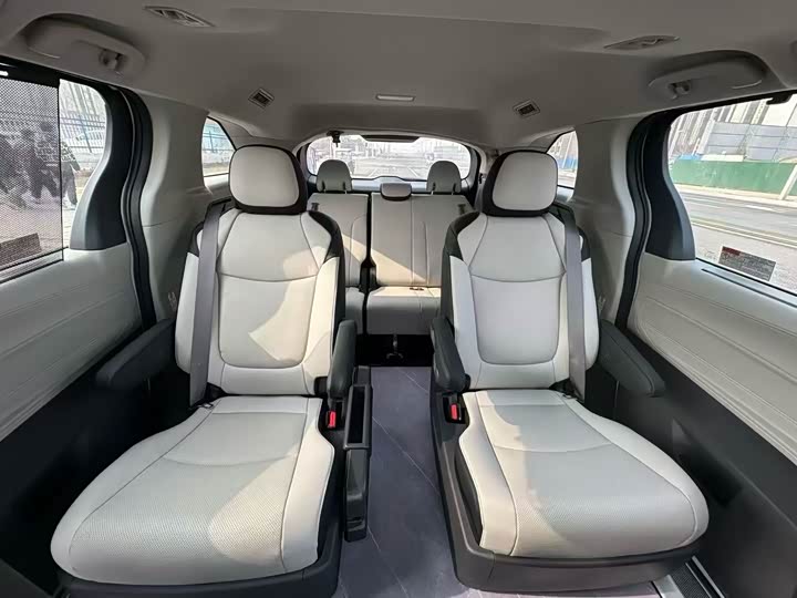 Photo 6 - Toyota Sienna
