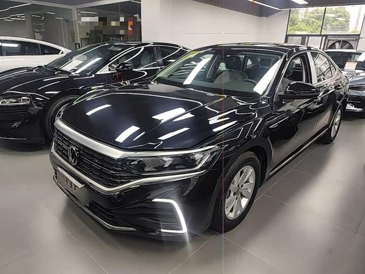 2025 Volkswagen Passat Hybrid