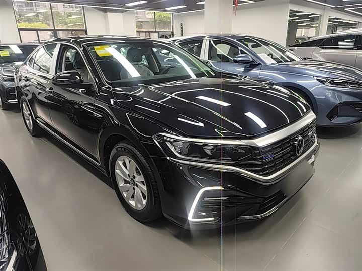 2025 Volkswagen Passat Hybrid