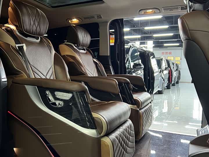 Photo 8 - Mercedes-Benz V-Class