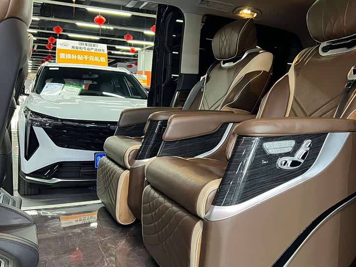 Photo 9 - Mercedes-Benz V-Class