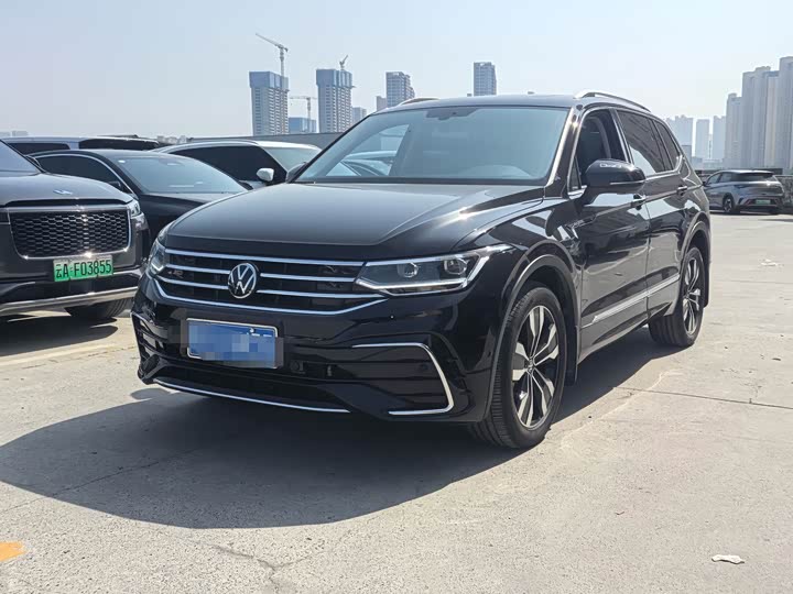 Фото 1 - Volkswagen Tiguan L Pro
