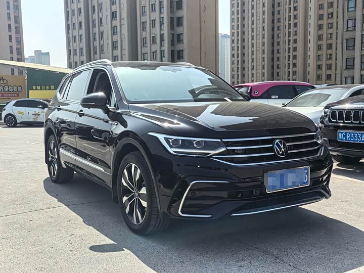 Фото 2 - Volkswagen Tiguan L Pro