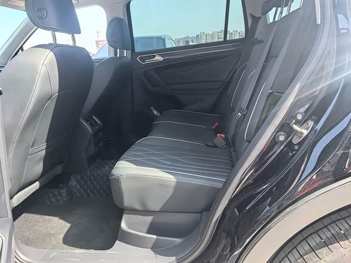 Фото 8 - Volkswagen Tiguan L Pro