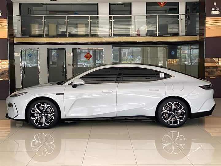 2025 Geely Galaxy E8
