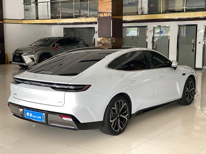 Geely Galaxy E8 2025 2025款 700km 远航智驾版