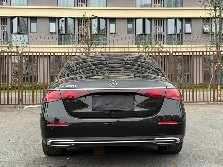 Фото 5 - Mercedes-Benz E-Class