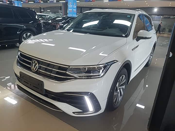 2023 Volkswagen Tiguan L Hybrid