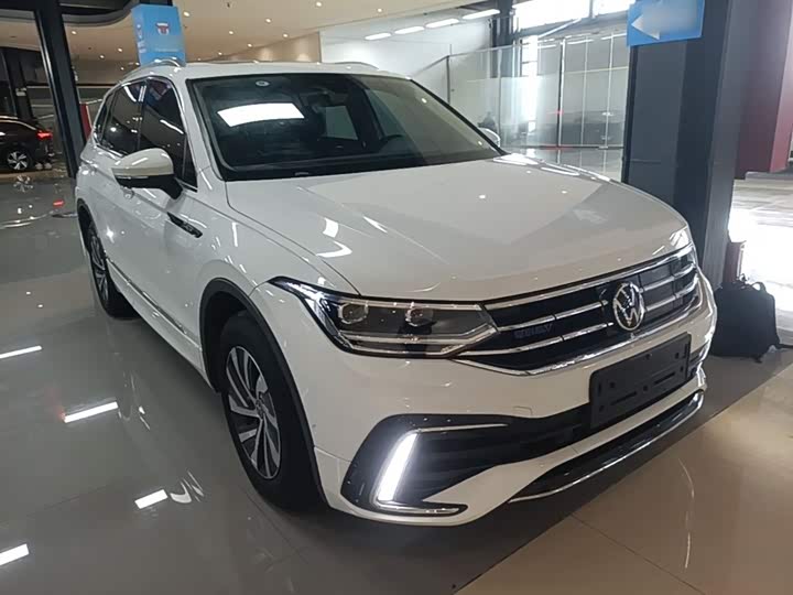 2023 Volkswagen Tiguan L Hybrid