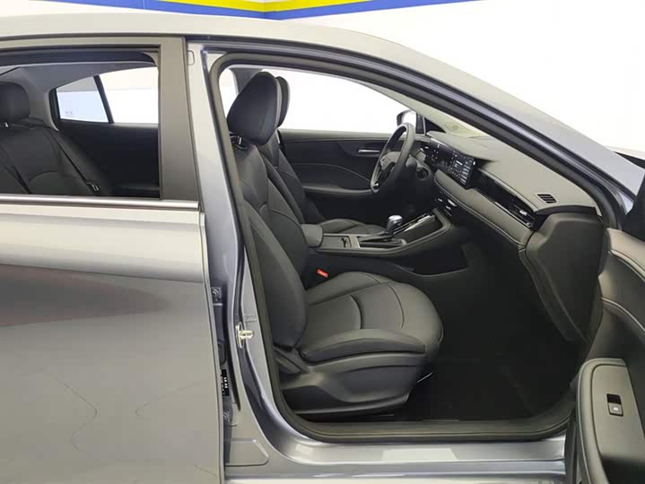 Фото 8 - Roewe i5