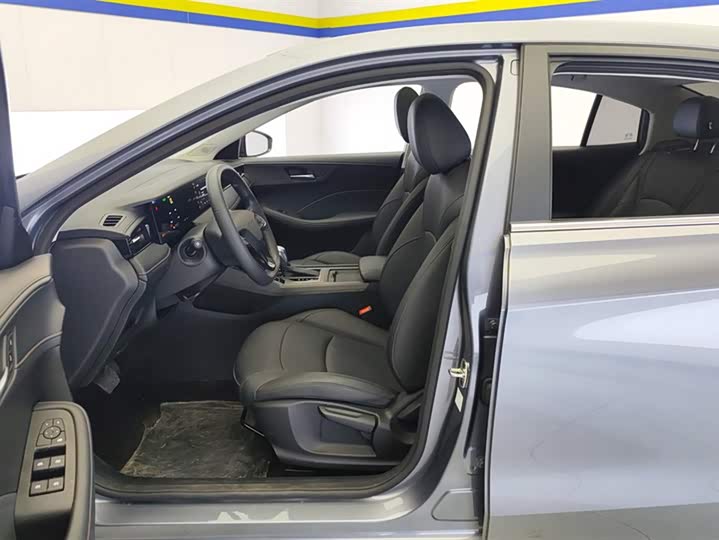 Фото 9 - Roewe i5
