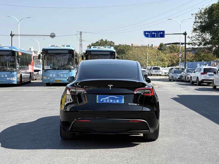 Photo 4 - Tesla Model Y